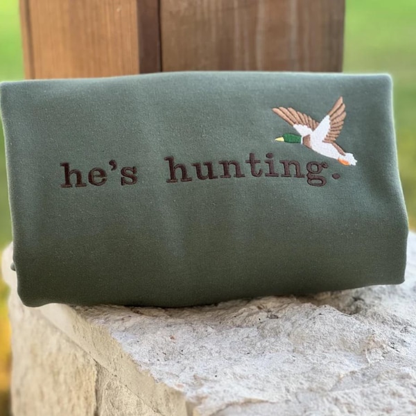 Felpa ricamata con scritta "He's Hunting German" (caccia all'anatra), maglietta per la stagione di caccia, regalo per cacciatori, maglietta per amanti della caccia, maglione con anatra