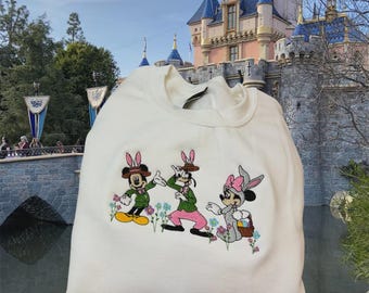 Besticktes Micky und Freunde Ostern Shirt, Disney Hasenohren Ostern Sweatshirt, Disneyland Shirt, Frohe Ostern Tag Familien Ausflug T-Shirt