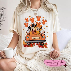 メインストリートのミッキーとミニーの漫画風サンクスギビングTシャツ、秋の葉とパンプキンのマッチングTシャツ、2025年秋の雰囲気の服装