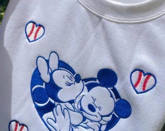 Suéter bordado de pareja de béisbol de Mickey y Minnie, camiseta de béisbol de Disney, camiseta deportiva de Disney, corazón de béisbol de Mickey, regalo para amantes del béisbol