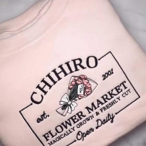 Geborduurd sweatshirt Chihiro bloemenmarkt, op Spirited Away geïnspireerd shirt, Ghilbi-animeshirt, magisch esthetische trui, cadeau anime-liefhebber