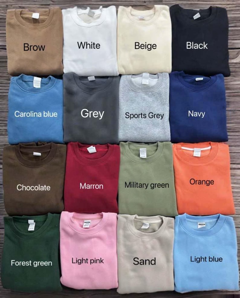 Peut inclure: Une collection de sweatshirts &agrave; col rond pli&eacute;s de diff&eacute;rentes couleurs : marron, blanc, beige, noir, bleu Caroline, gris, gris sport, marine, chocolat, marron, vert militaire, orange, vert for&ecirc;t, rose clair, sable et bleu clair. Chaque sweat a une &eacute;tiquette.