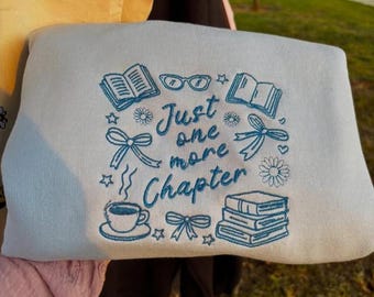 Moletom com gola redonda bordado "Só Mais Um Capítulo", ideal para amantes de livros, perfeito para leitura, ideal para quem ama livros e para bibliotecários.