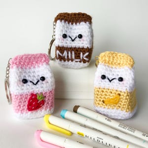 Llaveros amigurumi de cartón de leche (fresa, chocolate, plátano, liso)