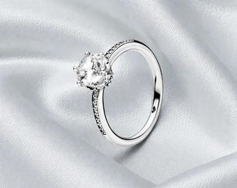 Sparkling Crown Solitaire Ring, Jewellery for Women, Elegant Accessory for Everyday Wear or Special Occasions, Gift for Her