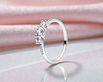 Clear Three-Stone Ring, Jewellery for Women, Elegant Accessory for Everyday Wear, Gift for Her