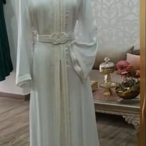 Robe Marocaine Blanche - Chic et Raffinée avec Ceinture Tressée