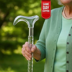 Puede incluir: Bastón de paseo de acrílico transparente con una banda metálica plateada y un patrón de corte de diamante en el eje. El mango curvo es transparente. Diseñado para soporte y movilidad.