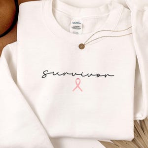 Bluza z nadrukiem na rzecz świadomości raka piersi, okrągły dekolt z napisem „Różowa wstążka” dla kobiet, różowa październikowa koszulka dla kobiet, prezent dla osoby, która pokonała raka, nadzieja, walka, leczenie