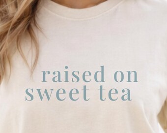Maglietta "Raised on Sweet Tea", maglietta grafica del Sud, maglietta Grandmillennial costiera, maglietta con frase carina del Sud, maglietta Comfort Colors