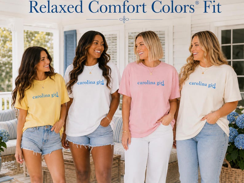Pu&ograve; includere: Quattro magliette a maniche corte con girocollo nei colori giallo, bianco, rosa e crema. Ogni maglietta presenta la scritta "carolina girl" stampata in blu sul petto. Le magliette hanno una vestibilit&agrave; rilassata e sono disposte in fila.