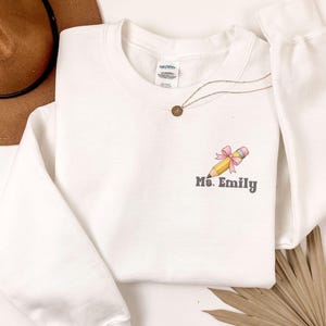 Aangepaste lerarensweater met naam, gepersonaliseerd lerarensweater, leuk terug naar school cadeau voor leraren, gezellige leraar trui met ronde hals