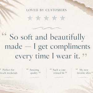 Pu&ograve; includere: Una grafica di recensione cliente con il testo LOVED BY CUSTOMERS e cinque stelle, seguita dalla citazione So soft and beautifully made &mdash; I get compliments every time I wear it. Il testo aggiuntivo include Perfect for beach weekends, Amazing quality, Such a cute relaxed fit e My new favorite shirt.