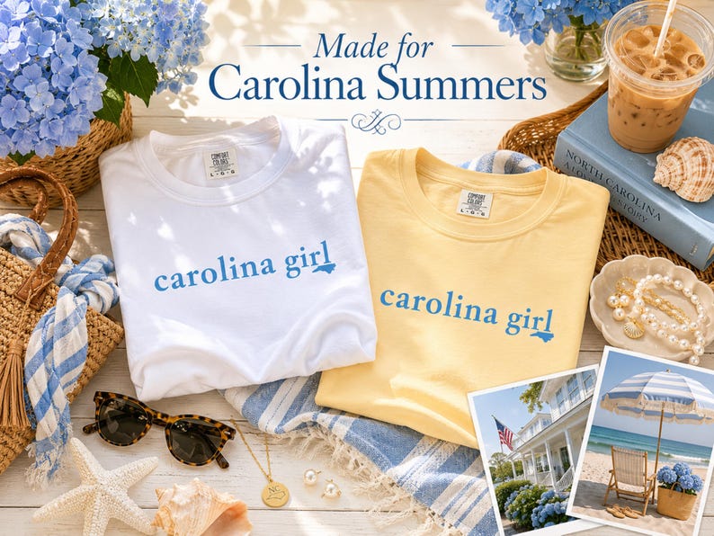 Pu&ograve; includere: Due magliette a girocollo, una bianca e una giallo pallido, ciascuna con la scritta blu "carolina girl" e una piccola icona a forma di sagoma di uno stato. Le magliette sono esposte insieme a una borsa di paglia e due piccole foto.