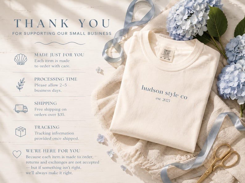 Pu&ograve; includere: Una t-shirt color crema con la scritta 'hudson style co est 2023' stampata in blu scuro sul petto. La maglietta presenta uno scollo rotondo e un'etichetta del marchio Comfort Colors. Il testo a sinistra descrive le politiche aziendali.