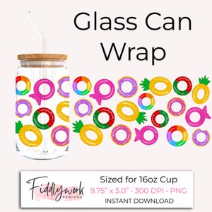 Könnte beinhalten: Ein digitaler Download für ein 9,75 Zoll mal 5 Zoll großes druckbares Design mit einem Muster aus bunten Donuts, Ananas und aufblasbaren Ringen. Das Design ist für das Verpacken einer 16 Unzen großen Glasdose gedacht.