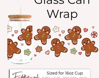 Op de afbeelding: Een heldere glazen can wrap met een houten deksel en een rietje. Het ontwerp toont peperkoekmannetjes, sterren en harten in bruin, roze en groen. De tekst "Glass Can Wrap" staat bovenaan. Afmetingen voor een 16oz beker.