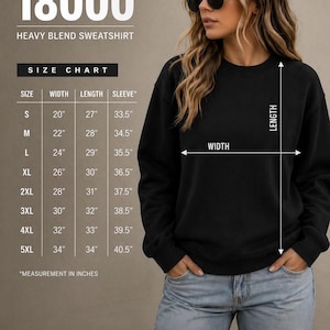 Pu&ograve; includere: Felpa nera Gildan 18000 heavy blend. La tabella delle taglie mostra le misure in pollici, con una larghezza di 51 cm e una lunghezza di 69 cm per la taglia S. Il tessuto &egrave; un misto di cotone e poliestere di peso medio.