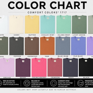 Pu&ograve; includere: Tabella colori di t-shirt Comfort Colors 1717 in vari colori, tra cui bianco, avorio, burro e nero. La tabella mostra i nomi dei colori e caratteristiche come 100% cotone americano e tessuto tinto in capo. Le magliette sono progettate per una vestibilit&agrave; rilassata.
