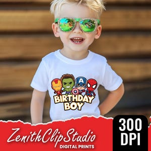 Può includere: Una maglietta bianca con una grafica di supereroi dei cartoni animati, tra cui Iron Man, Hulk, Capitan America e Spiderman. Il testo "A Birthday Boy" è stampato sotto i supereroi.