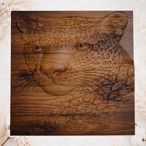 Puede incluir: Una taza de cerámica blanca con un asa negra y el texto "But First, Coffee" en negro, con una fuente de estilo manuscrito. La taza está sobre una superficie blanca.