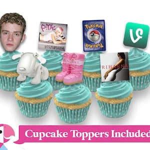 K&ouml;nnte beinhalten: Sechs Cupcakes mit verschiedenen bunten Toppern. Die Topper beinhalten ein Cartoon-Bild einer Person, einen rosa Stiefel, einen wei&szlig;en Hund, eine rosa und wei&szlig;e Karte mit dem Wort "Pink" darauf, eine blaue und wei&szlig;e Karte mit dem Wort "Pokemon" darauf und eine lila Karte mit dem Wort "Vine" darauf.