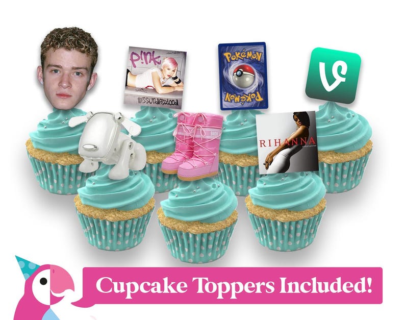 K&ouml;nnte beinhalten: Sechs Cupcakes mit verschiedenen bunten Toppern. Die Topper beinhalten ein Cartoon-Bild einer Person, einen rosa Stiefel, einen wei&szlig;en Hund, eine rosa und wei&szlig;e Karte mit dem Wort "Pink" darauf, eine blaue und wei&szlig;e Karte mit dem Wort "Pokemon" darauf und eine lila Karte mit dem Wort "Vine" darauf.