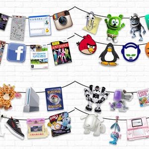 K&ouml;nnte beinhalten: Eine Schnur mit bunten Bildern und Objekten, die an einer wei&szlig;en Backsteinwand h&auml;ngen. Die Bilder zeigen beliebte Social-Media-Logos, Videospielfiguren und Spielkonsolen. Zu den Objekten geh&ouml;ren ein Stoffgiraffe, ein wei&szlig;er Roboter und ein lila Roboter.