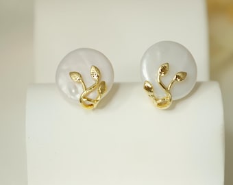 Delicati orecchini a bottone con perle barocche: argento sterling, stile minimalista