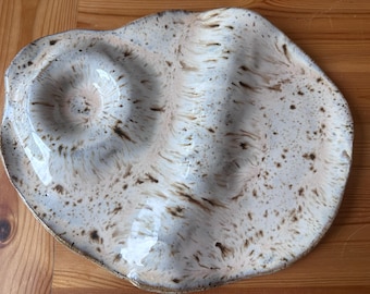 Gewellte Charcuterie-Schale aus Steingut - handgefertigtes Unikat