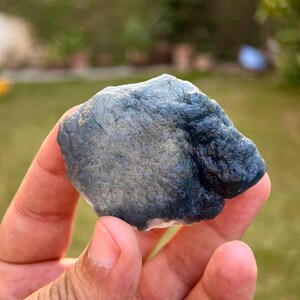 81 gram unik etsad form Riebeckit inkludering inuti blå kvarts från Pakistan