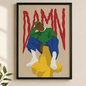Könnte beinhalten: Ein gerahmter Kunstdruck, der eine Person in einem grünen Sweatshirt, blauer Hose, weißen Socken und weißen Turnschuhen zeigt, die auf einem gelben Hydranten sitzt. Das Wort DAMN ist in großen, wellenförmigen roten Buchstaben abgebildet.