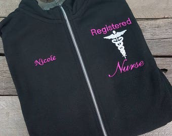 Verpleegkundige jas wit Caduceus zwarte dames lichtgewicht Fleece Full Zip aangepast