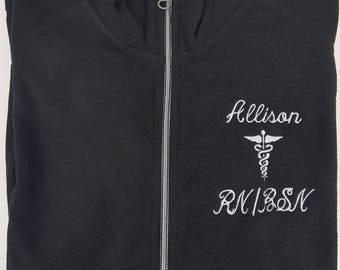 Verpleegkundige jas zwart met Caduceus dames lichtgewicht Fleece Full Zip aangepast