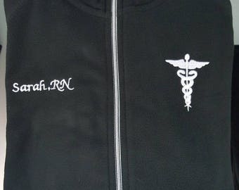 Caduceus Nurse Jacket Zwart RN Dames Lichtgewicht Fleece Full Zip Aangepast