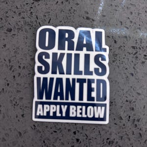 Grappige veiligheidshelm sticker voor de handelaar blauwe kraag humor waterdicht UV-bestendig duurzaam vinyl sticker mondelinge vaardigheden gezocht