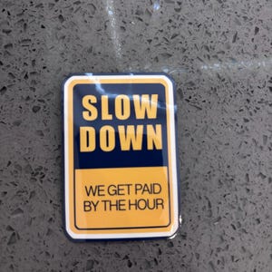 Grappige veiligheidshelmsticker voor de handelaar Blue Collar Humor Waterdicht UV-bestendig duurzaam vinylsticker Vertragen!