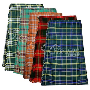 Może przedstawiać: Kolekcja sześciu kiltów w różnych wzorach tartanu. Kilty prezentują gamę kolorów, w tym zielony, pomarańczowy, czerwony i niebieski, z żółtymi i białymi akcentami. Kilty są wykonane z tkanej tkaniny i mają tradycyjny plisowany design.