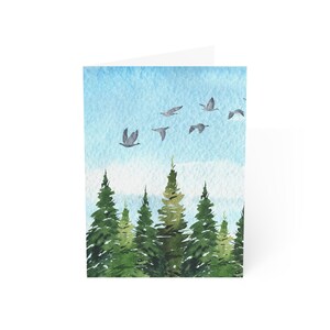 aquarelle forêt et oiseaux carte de vœux | Scène de nature tranquille, arbres à feuilles persistantes et ciel, carte de visite vierge pour toutes les occasions