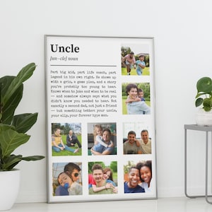 Könnte beinhalten: Ein gerahmter Druck mit der Definition von "Onkel" und Familienfotos. Die Definition ist in schwarzem Text auf weißem Hintergrund, mit einer Reihe von Fotos von Menschen mit Kindern. Der Rahmen ist silberfarben.