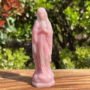 Cristallo di Vergine Maria in opale rosa da 4" intagliato a mano, decorazione per la casa