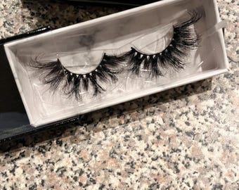 Fluffy False Lashes: Dramatic Eye Enhancements