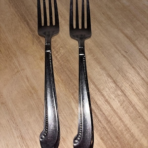 Set di 2 forchette da insalata vintage Azuma Riviera in acciaio inox, Giappone, da 7 pollici, con bordo perlato.