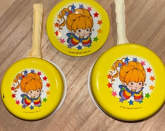 Vintage Rainbow Brite Metal Plate and two pots 1983 Yellow Stars hallmark card Co