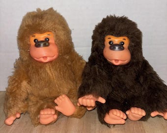 Set 2 1970-1980 Russ Berrie Baby Gonga Gorilla che succhia il pollice Peluche Vintage