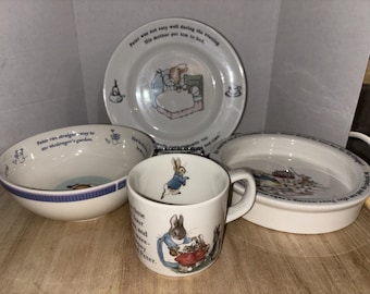 Vintage PETER RABBIT 4-delat set Wedgwood tallrik Porringer skål mugg kopp England