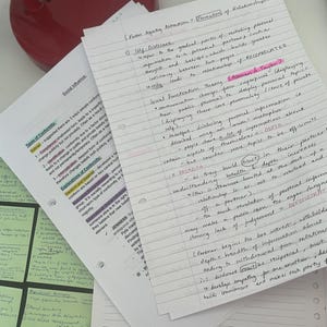 Può includere: Un primo piano di appunti scritti a mano su una pagina di un quaderno. Gli appunti riguardano l'influenza sociale e i fattori che influenzano l'attrazione nelle relazioni. Gli appunti includono termini come "Auto-divulgazione", "Teoria della Penetrazione Sociale", "Ampiezza" e "Profondità".