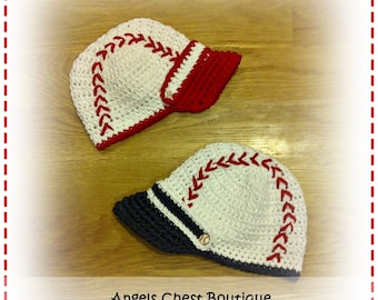 Puede incluir: Dos gorras de béisbol de ganchillo con hilo blanco y bordes rojos y negros. Las gorras tienen costuras blancas que se asemejan a las costuras de béisbol. El texto "Angels Chest Boutique www.AngelsChest.Etsy.com" está en la parte inferior de la imagen.