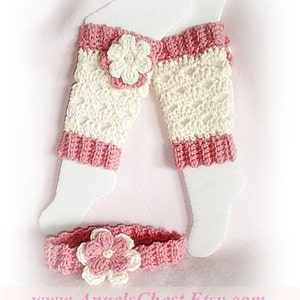 Può includere: Un set di scaldagambe in crochet rosa e bianco con un fiocco di crochet come decorazione. È incluso anche un cerchietto rosa abbinato con un fiocco di crochet.