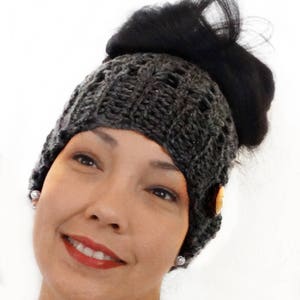 Messy gorro de bollo, gorro de mote de ganchillo messy, gorro de nudo superior, sombrero de bun, sombrero de ganchillo, gorro de cola de caballo, sombrero de cola de caballo, sombrero de bun desordenado, gris